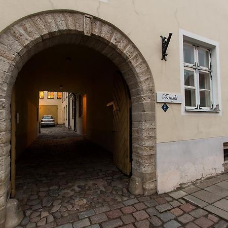 The Knight House Vandrarhem Tallinn Exteriör bild