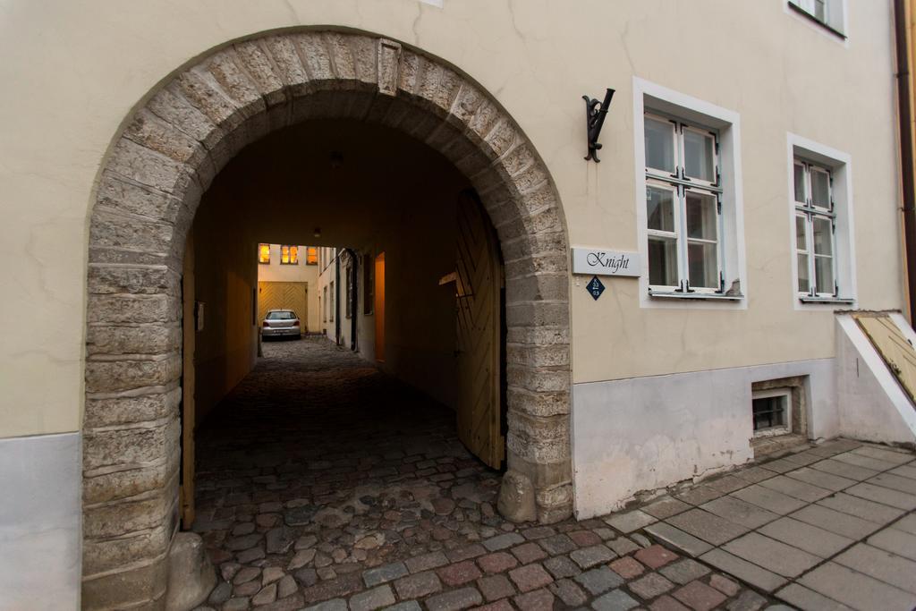 The Knight House Vandrarhem Tallinn Exteriör bild